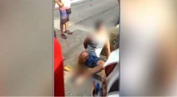 O homem foi socorrido pela polícia e levado para a delegacia