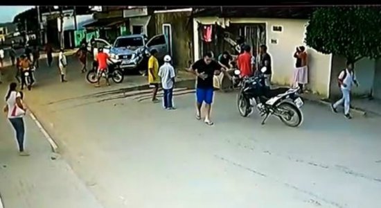 Vídeo mostra momento em que mulher é atropelada por caminhonete