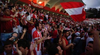 A torcida alvirrubra faz a festa em telão nos Aflitos