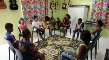 Crianças beneficiadas pela instituição aprendem a tocar instrumentos na sala de música