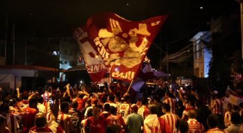 Torcedores desfilaram pelas ruas da cidade acompanhando os jogadores do Náutico, que estavam em um carro do Corpo de Bombeiros