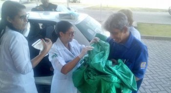 A criança chegou à unidade de saúde do hospital nos braços do pai. A mãe e a criança passam bem.
