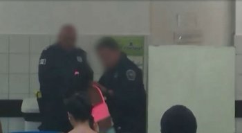 O vídeo mostra a discussão e o momento em que o guarda municipal puxa a garota pelo braço