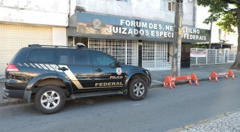 Polícia Federal investiga mochila deixada em frente a fórum no Recife