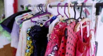 Os produtos vendidos são roupas e brinquedos que ela mesmo deixou de usar, mas também itens que chegam por meio de doações.