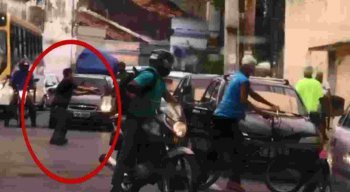 O aposentado estava na frente da igreja, quando dois homens armados com facas anunciaram o assalto.
