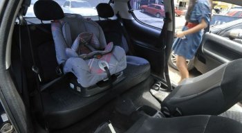 Cadeirinhas para transportar crianças podem evitar escoriações em caso de acidente