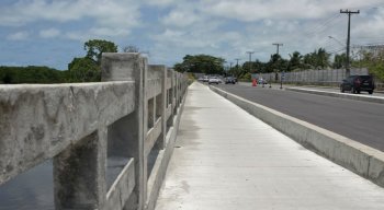 Ponte do Janga tem tapumes de proteção e sinalização retirados por população