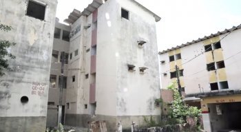 Dos sessenta e nove blocos construídos em quatro quadras, quarenta ainda faltam ser demolidos