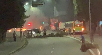 Manifestantes bloquearam os dois sentidos da via