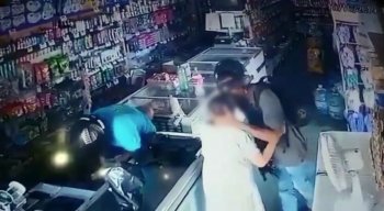 Assaltante recusou dinheiro da idosa e ainda a beijou na testa