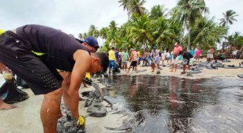 Manchas de óleo avançam em Pernambuco e chegam à praia dos Carneiros