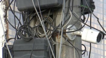Testemunhas contaram que o trabalhador estava instalando uma câmera em um poste quando foi eletrocutado
