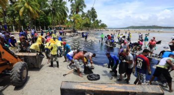 o óleo retirado das praias passa por tratamento para evitar mais poluição ao meio ambiente