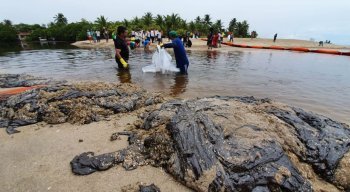 Retirada de óleo do Rio Persinunga, que fica na divisa entre Pernambuco e Alagoas