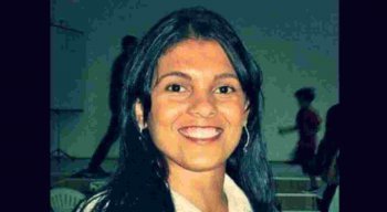 No crime, a mãe da vítima foi atingida na mão quando tentou proteger a filha.