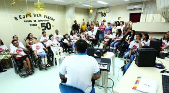 Grupo de crianças e jovens é recebido com boas vindas na AACD