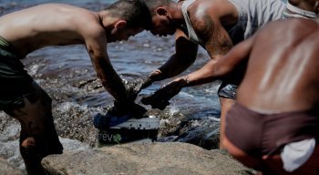 Praias do litoral nordestino estão sendo contaminadas com manchas de óleo