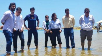 Ministro entrou no mar de Porto de Galinhas e disse que banho de mar é seguro