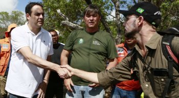 O governador se reuniu com prefeitos da região e com órgãos responsáveis pelos trabalhos de contenção, prevenção e remoção de óleo no local
