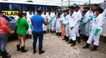 Voluntários reunidos para limpeza na Ilha de Itamaracá