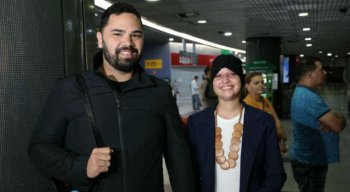 Débora Dantas voltou ao Recife acompanhada pelo namorado, Eduardo Tumajan, na madrugada da última terça-feira (29)