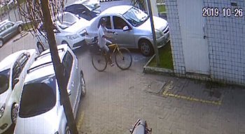 Nas imagens é possível vê o suspeito chegando na unidade em uma bicicleta