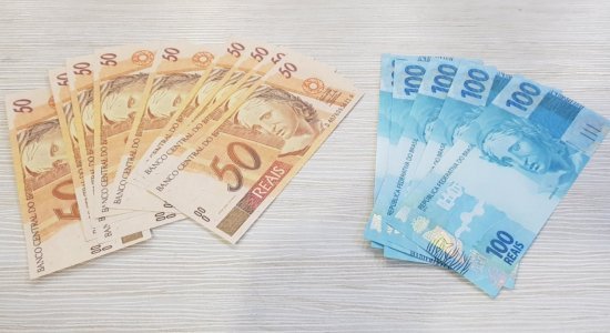 Suspeita estava com cédulas falsas