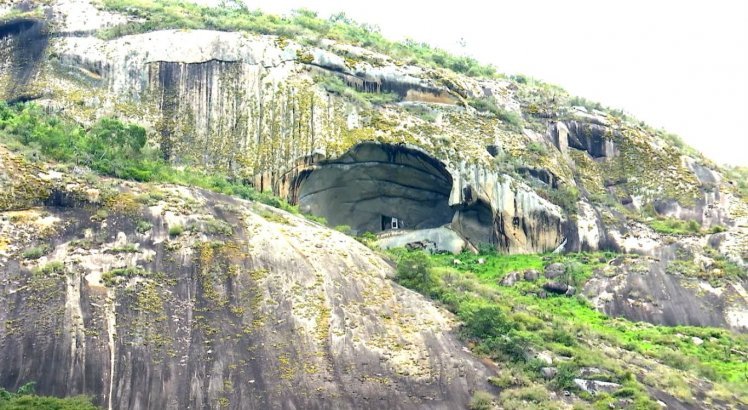 Pedra do Reino Encantado, em Lagoa dos Gatos, atrai visitantes