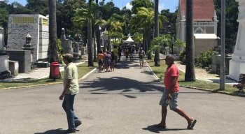 Familiares e amigos visitam os túmulos de entes queridos