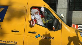 O Papai Noel chegou a sede dos Correios, no Centro do Recife, nesta segunda-feira (04)