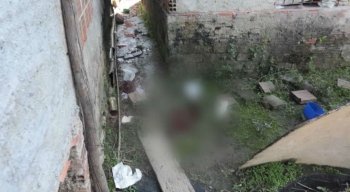 O corpo do homem foi encontrado no quintal da casa dele