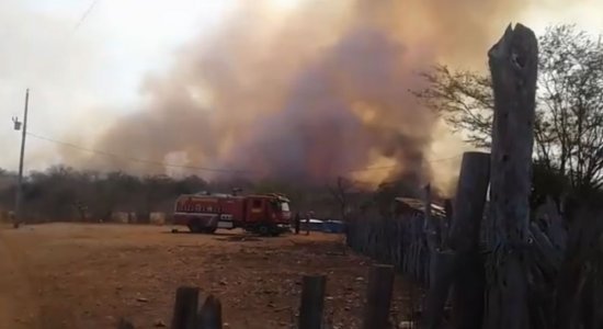 Corpo de Bombeiros foi acionado e atua no combate às chamas
