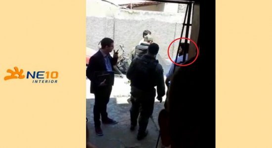 Prefeito de Belo Jardim, Hélio dos Terrenos, foi conduzido para a delegacia