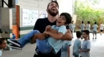 Na imagem é possível ver a felicidade estampada no rosto da criança