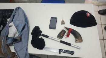 Foram apreendidos roupas, maconha, touca ninja, pólvora, chumbo, um celular e um simulacro