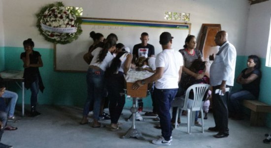 Corpo de adolescente venezuelano morto a tiros é velado em Igarassu - Rádio Jornal