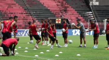 Jogadores do Sport fazem trabalho no campo