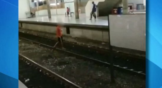 Pessoas arriscam a vida andando em trilhos do metrô do Recife; veja vídeo - NE10
