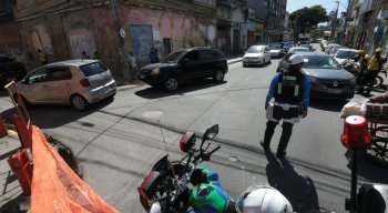 A Rua Velha foi interditada nesta manhã para um serviço de requalificação nas calçadas
