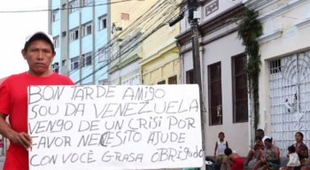 A situação dos imigrantes venezuelanos é crítica. Eles pedem apoio a quem passa pelas ruas do centro do Recife