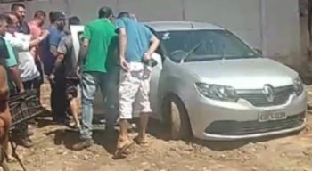 O corpo da vítima foi encontrado dentro do carro por amigos