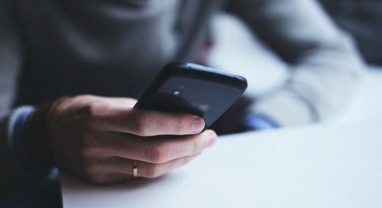 Suspeito entra em contato com vítimas para aplicar golpe