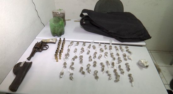 Drogas e armas foram apreendidas durante a operação