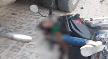 A vítima perdeu o controle e bateu em um caminhão