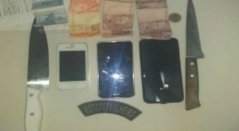 O efetivo apreendeu três celulares, duas facas peixeira e uma quantia de R$ 38,00