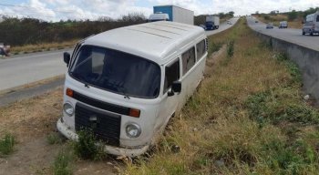 Após a batida, a caminhonete saiu da pista e a kombi parou no canteiro central