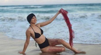 Na imagem, Débora Dantas aparece na orla de Porto de Galinhas, em Ipojuca (PE)