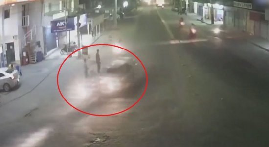 Vídeo mostra momento em que carro bate na motocicleta do suspeito
