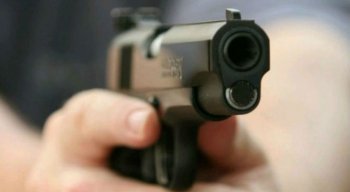 Suspeito estava com a arma supostamente utilizada no crime